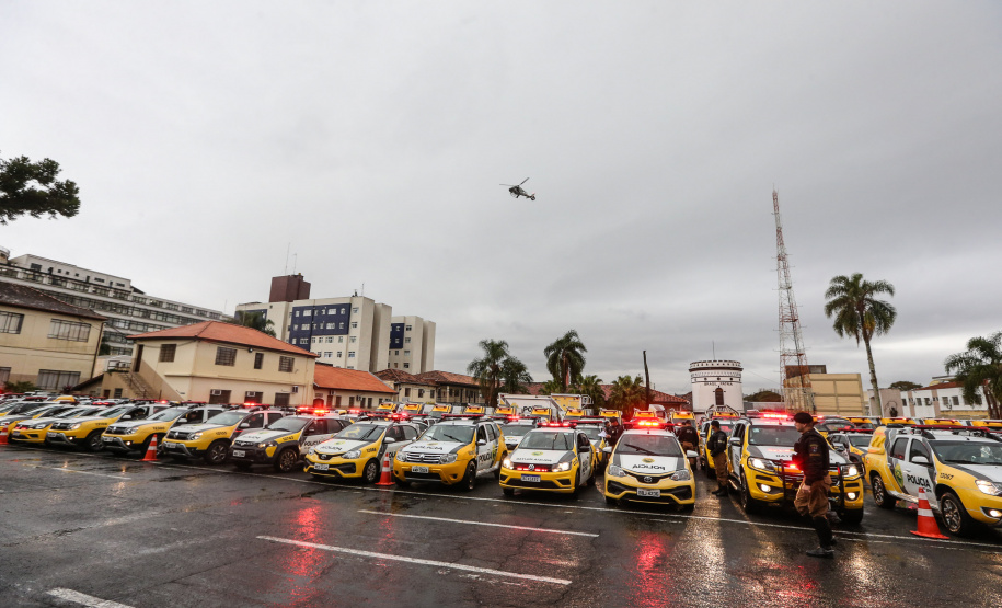 A Polícia Militar do Paraná (PM-PR) iniciou uma mega-operação (Operação 100) em Curitiba  e Região Metropolitana nesta sexta-feira (2). São 165 viaturas, 550 policiais militares de todos os batalhões espalhados pelos municípios com auxílio de motocicletas, cães, cavalos e helicóptero.  Curitiba, 02/08/2019 -  Foto: Geraldo Bubniak/ANPr
