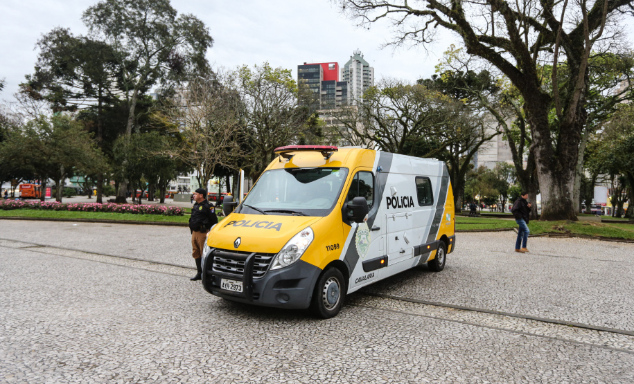 A Polícia Militar do Paraná (PM-PR) iniciou uma mega-operação (Operação 100) em Curitiba  e Região Metropolitana nesta sexta-feira (2). São 165 viaturas, 550 policiais militares de todos os batalhões espalhados pelos municípios com auxílio de motocicletas, cães, cavalos e helicóptero.  Curitiba, 02/08/2019 -  Foto: Geraldo Bubniak/ANPr