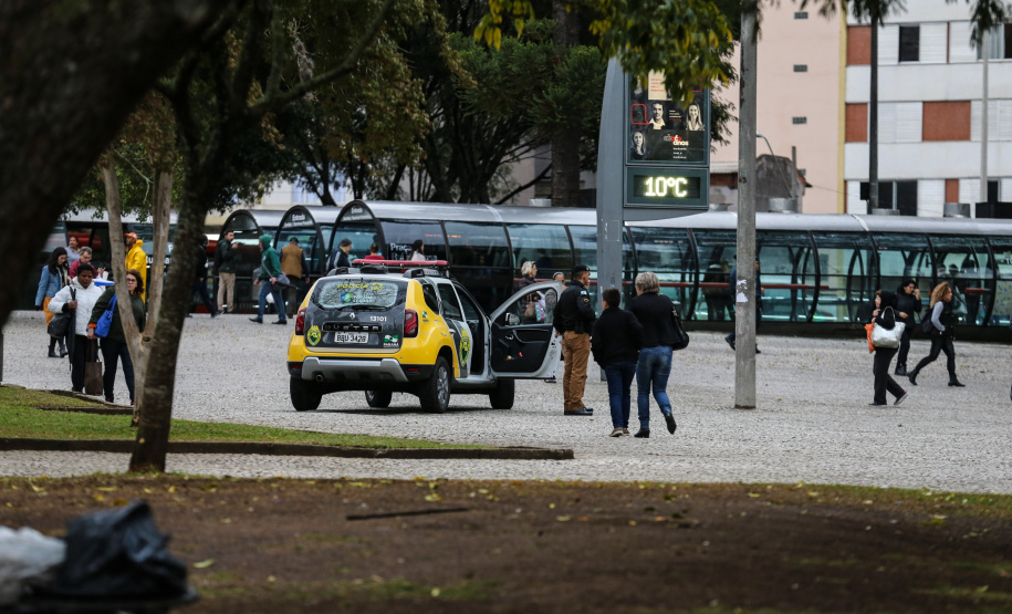 A Polícia Militar do Paraná (PM-PR) iniciou uma mega-operação (Operação 100) em Curitiba  e Região Metropolitana nesta sexta-feira (2). São 165 viaturas, 550 policiais militares de todos os batalhões espalhados pelos municípios com auxílio de motocicletas, cães, cavalos e helicóptero.  Curitiba, 02/08/2019 -  Foto: Geraldo Bubniak/ANPr