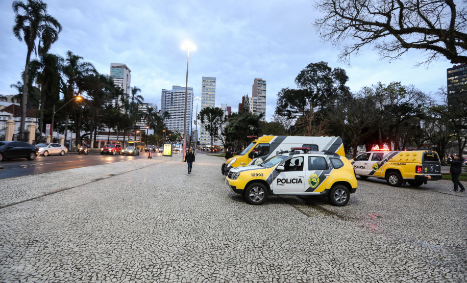 A Polícia Militar do Paraná (PM-PR) iniciou uma mega-operação (Operação 100) em Curitiba  e Região Metropolitana nesta sexta-feira (2). São 165 viaturas, 550 policiais militares de todos os batalhões espalhados pelos municípios com auxílio de motocicletas, cães, cavalos e helicóptero.  Curitiba, 02/08/2019 -  Foto: Geraldo Bubniak/ANPr