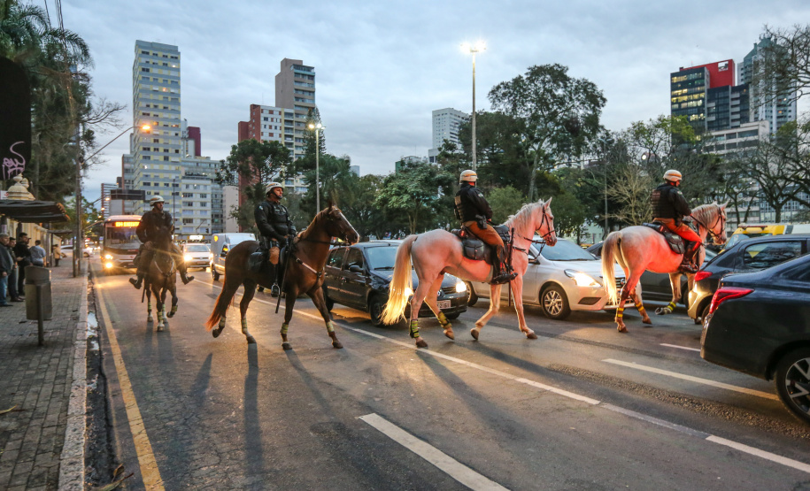 A Polícia Militar do Paraná (PM-PR) iniciou uma mega-operação (Operação 100) em Curitiba  e Região Metropolitana nesta sexta-feira (2). São 165 viaturas, 550 policiais militares de todos os batalhões espalhados pelos municípios com auxílio de motocicletas, cães, cavalos e helicóptero.  Curitiba, 02/08/2019 -  Foto: Geraldo Bubniak/ANPr