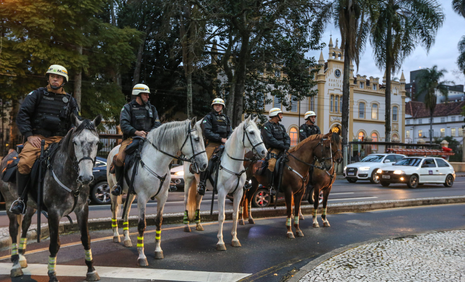A Polícia Militar do Paraná (PM-PR) iniciou uma mega-operação (Operação 100) em Curitiba  e Região Metropolitana nesta sexta-feira (2). São 165 viaturas, 550 policiais militares de todos os batalhões espalhados pelos municípios com auxílio de motocicletas, cães, cavalos e helicóptero.  Curitiba, 02/08/2019 -  Foto: Geraldo Bubniak/ANPr