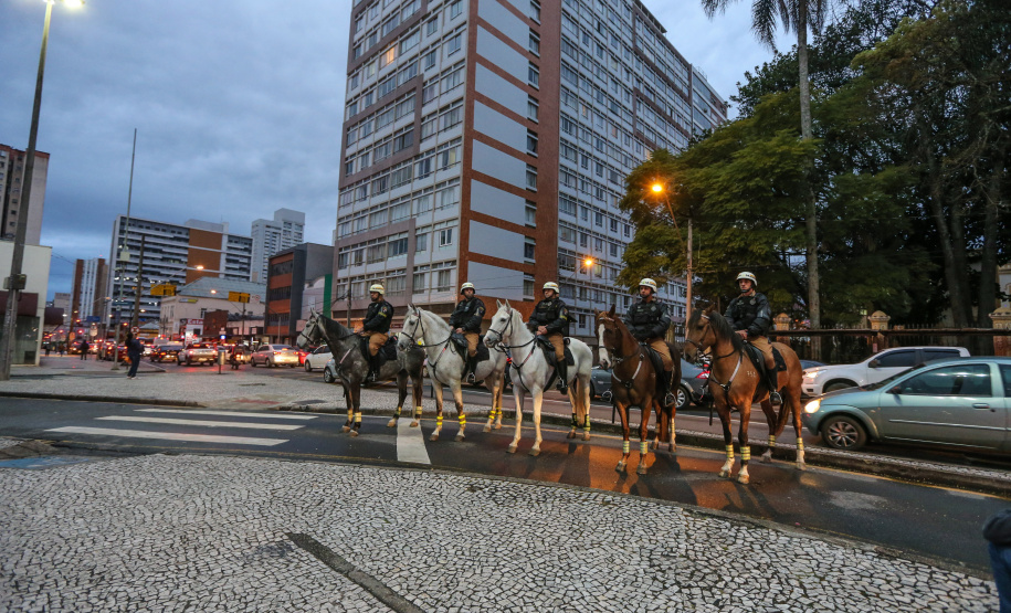 A Polícia Militar do Paraná (PM-PR) iniciou uma mega-operação (Operação 100) em Curitiba  e Região Metropolitana nesta sexta-feira (2). São 165 viaturas, 550 policiais militares de todos os batalhões espalhados pelos municípios com auxílio de motocicletas, cães, cavalos e helicóptero.  Curitiba, 02/08/2019 -  Foto: Geraldo Bubniak/ANPr