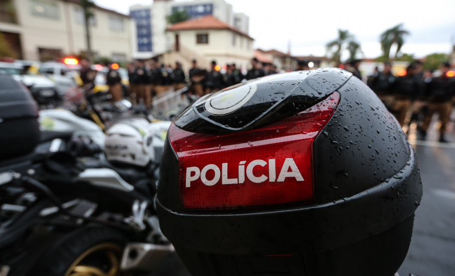 A Polícia Militar do Paraná (PM-PR) iniciou uma mega-operação (Operação 100) em Curitiba  e Região Metropolitana nesta sexta-feira (2). São 165 viaturas, 550 policiais militares de todos os batalhões espalhados pelos municípios com auxílio de motocicletas, cães, cavalos e helicóptero.  Curitiba, 02/08/2019 -  Foto: Geraldo Bubniak/ANPr