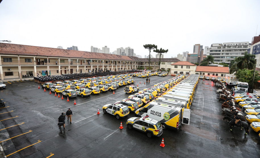 A Polícia Militar do Paraná (PM-PR) iniciou uma mega-operação (Operação 100) em Curitiba  e Região Metropolitana nesta sexta-feira (2). São 165 viaturas, 550 policiais militares de todos os batalhões espalhados pelos municípios com auxílio de motocicletas, cães, cavalos e helicóptero.  Curitiba, 02/08/2019 -  Foto: Geraldo Bubniak/ANPr
