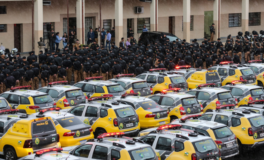 A Polícia Militar do Paraná (PM-PR) iniciou uma mega-operação (Operação 100) em Curitiba  e Região Metropolitana nesta sexta-feira (2). São 165 viaturas, 550 policiais militares de todos os batalhões espalhados pelos municípios com auxílio de motocicletas, cães, cavalos e helicóptero.  Curitiba, 02/08/2019 -  Foto: Geraldo Bubniak/ANPr
