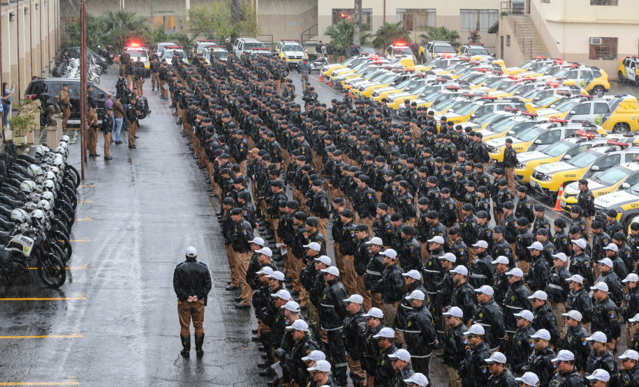 A Polícia Militar do Paraná (PM-PR) iniciou uma mega-operação (Operação 100) em Curitiba  e Região Metropolitana nesta sexta-feira (2). São 165 viaturas, 550 policiais militares de todos os batalhões espalhados pelos municípios com auxílio de motocicletas, cães, cavalos e helicóptero.  Curitiba, 02/08/2019 -  Foto: Geraldo Bubniak/ANPr