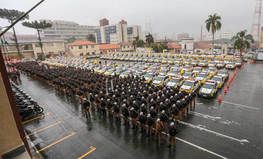 A Polícia Militar do Paraná (PM-PR) iniciou uma mega-operação (Operação 100) em Curitiba  e Região Metropolitana nesta sexta-feira (2). São 165 viaturas, 550 policiais militares de todos os batalhões espalhados pelos municípios com auxílio de motocicletas, cães, cavalos e helicóptero.  Curitiba, 02/08/2019 -  Foto: Geraldo Bubniak/ANPr
