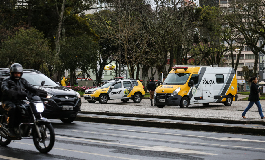 A Polícia Militar do Paraná (PM-PR) iniciou uma mega-operação (Operação 100) em Curitiba  e Região Metropolitana nesta sexta-feira (2). São 165 viaturas, 550 policiais militares de todos os batalhões espalhados pelos municípios com auxílio de motocicletas, cães, cavalos e helicóptero.  Curitiba, 02/08/2019 -  Foto: Geraldo Bubniak/ANPr