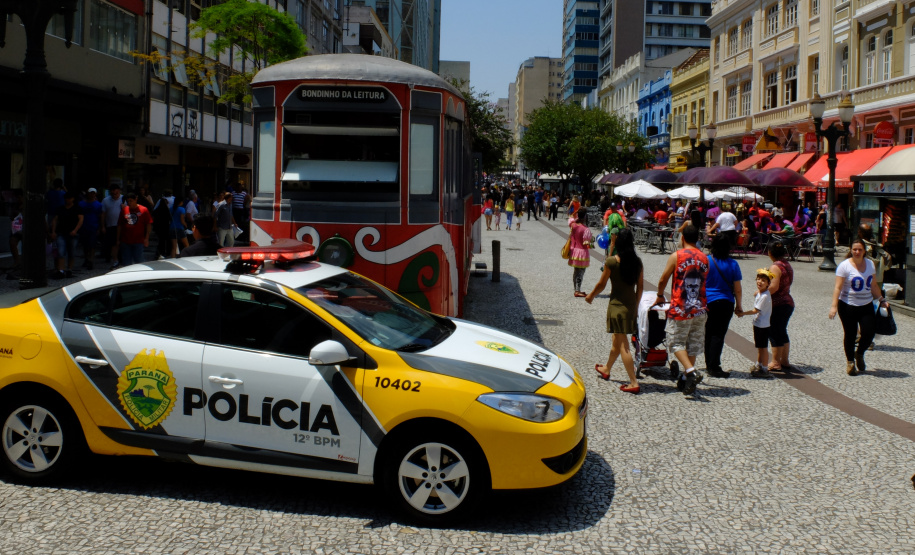 Policiamento movel no calcadao da rua XV,centro.Curitiba,11/10/2014. Foto - Antonio Costa