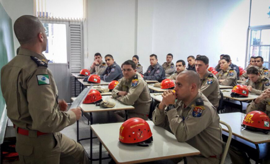 Uma busca que exige mergulhos em locais profundos, salvamento em áreas remotas ou em montanhas, resgate a pessoas soterradas. Estes são alguns exemplos de situações extremas que exigem uma atuação especializada do Corpo de Bombeiros. No Paraná, os profissionais passam por treinamentos especiais que os preparam para agir de forma rápida e eficiente sempre que precisam atender situações complexas, muito além do combate a incêndios.