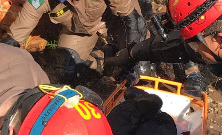 Uma busca que exige mergulhos em locais profundos, salvamento em áreas remotas ou em montanhas, resgate a pessoas soterradas. Estes são alguns exemplos de situações extremas que exigem uma atuação especializada do Corpo de Bombeiros. No Paraná, os profissionais passam por treinamentos especiais que os preparam para agir de forma rápida e eficiente sempre que precisam atender situações complexas, muito além do combate a incêndios.