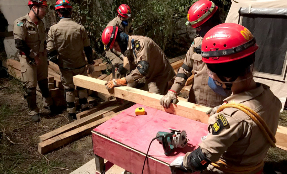 Uma busca que exige mergulhos em locais profundos, salvamento em áreas remotas ou em montanhas, resgate a pessoas soterradas. Estes são alguns exemplos de situações extremas que exigem uma atuação especializada do Corpo de Bombeiros. No Paraná, os profissionais passam por treinamentos especiais que os preparam para agir de forma rápida e eficiente sempre que precisam atender situações complexas, muito além do combate a incêndios.