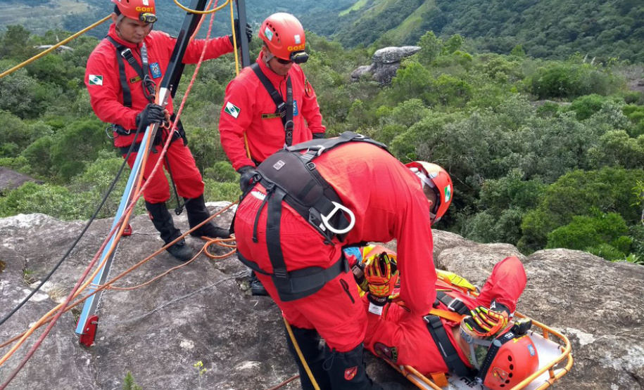 Uma busca que exige mergulhos em locais profundos, salvamento em áreas remotas ou em montanhas, resgate a pessoas soterradas. Estes são alguns exemplos de situações extremas que exigem uma atuação especializada do Corpo de Bombeiros. No Paraná, os profissionais passam por treinamentos especiais que os preparam para agir de forma rápida e eficiente sempre que precisam atender situações complexas, muito além do combate a incêndios.