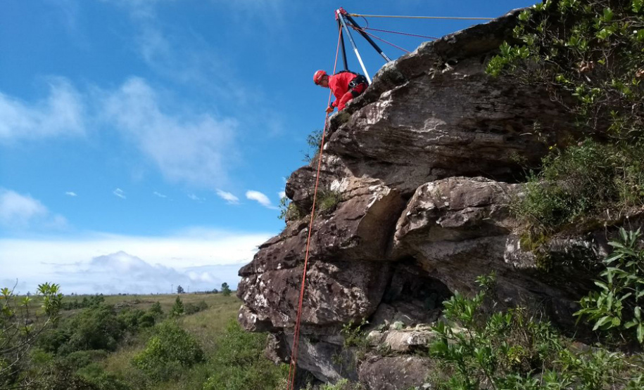 Uma busca que exige mergulhos em locais profundos, salvamento em áreas remotas ou em montanhas, resgate a pessoas soterradas. Estes são alguns exemplos de situações extremas que exigem uma atuação especializada do Corpo de Bombeiros. No Paraná, os profissionais passam por treinamentos especiais que os preparam para agir de forma rápida e eficiente sempre que precisam atender situações complexas, muito além do combate a incêndios.