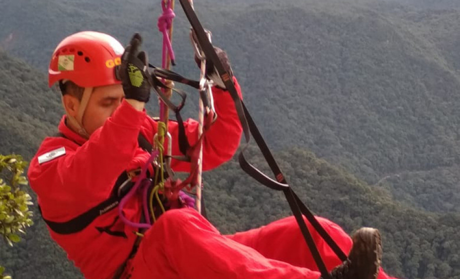 Uma busca que exige mergulhos em locais profundos, salvamento em áreas remotas ou em montanhas, resgate a pessoas soterradas. Estes são alguns exemplos de situações extremas que exigem uma atuação especializada do Corpo de Bombeiros. No Paraná, os profissionais passam por treinamentos especiais que os preparam para agir de forma rápida e eficiente sempre que precisam atender situações complexas, muito além do combate a incêndios.