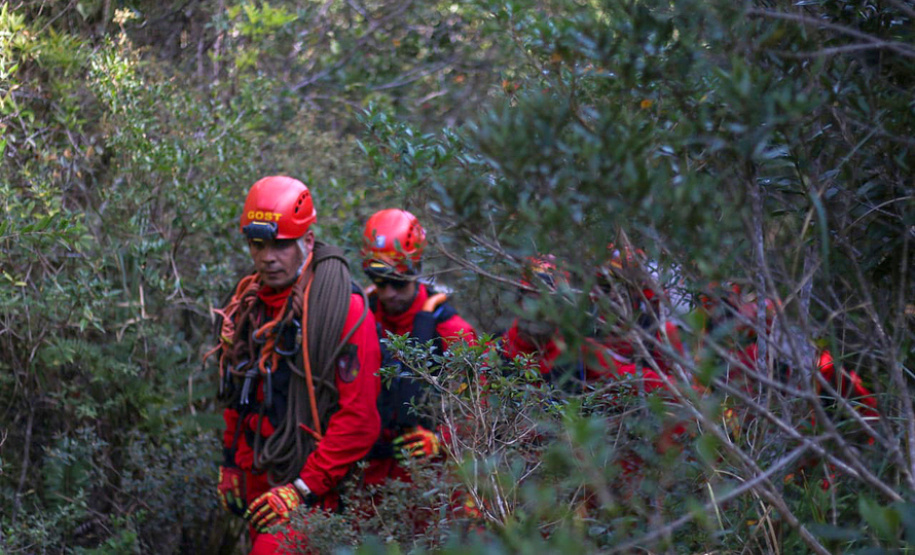 Uma busca que exige mergulhos em locais profundos, salvamento em áreas remotas ou em montanhas, resgate a pessoas soterradas. Estes são alguns exemplos de situações extremas que exigem uma atuação especializada do Corpo de Bombeiros. No Paraná, os profissionais passam por treinamentos especiais que os preparam para agir de forma rápida e eficiente sempre que precisam atender situações complexas, muito além do combate a incêndios.