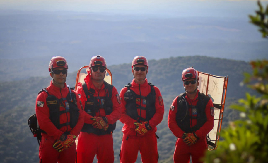 Uma busca que exige mergulhos em locais profundos, salvamento em áreas remotas ou em montanhas, resgate a pessoas soterradas. Estes são alguns exemplos de situações extremas que exigem uma atuação especializada do Corpo de Bombeiros. No Paraná, os profissionais passam por treinamentos especiais que os preparam para agir de forma rápida e eficiente sempre que precisam atender situações complexas, muito além do combate a incêndios.