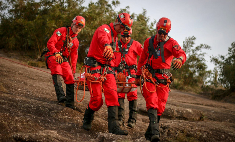 Uma busca que exige mergulhos em locais profundos, salvamento em áreas remotas ou em montanhas, resgate a pessoas soterradas. Estes são alguns exemplos de situações extremas que exigem uma atuação especializada do Corpo de Bombeiros. No Paraná, os profissionais passam por treinamentos especiais que os preparam para agir de forma rápida e eficiente sempre que precisam atender situações complexas, muito além do combate a incêndios.