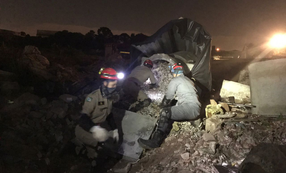 Uma busca que exige mergulhos em locais profundos, salvamento em áreas remotas ou em montanhas, resgate a pessoas soterradas. Estes são alguns exemplos de situações extremas que exigem uma atuação especializada do Corpo de Bombeiros. No Paraná, os profissionais passam por treinamentos especiais que os preparam para agir de forma rápida e eficiente sempre que precisam atender situações complexas, muito além do combate a incêndios.