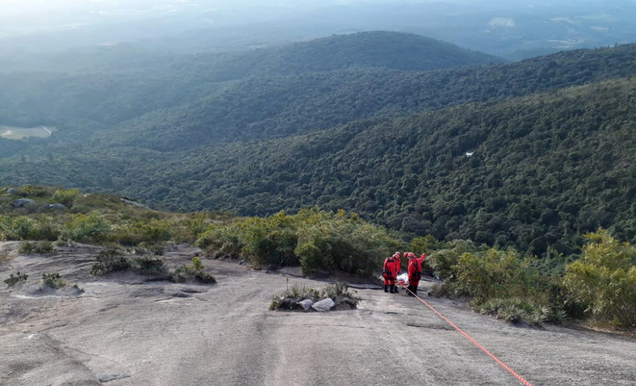 Uma busca que exige mergulhos em locais profundos, salvamento em áreas remotas ou em montanhas, resgate a pessoas soterradas. Estes são alguns exemplos de situações extremas que exigem uma atuação especializada do Corpo de Bombeiros. No Paraná, os profissionais passam por treinamentos especiais que os preparam para agir de forma rápida e eficiente sempre que precisam atender situações complexas, muito além do combate a incêndios.