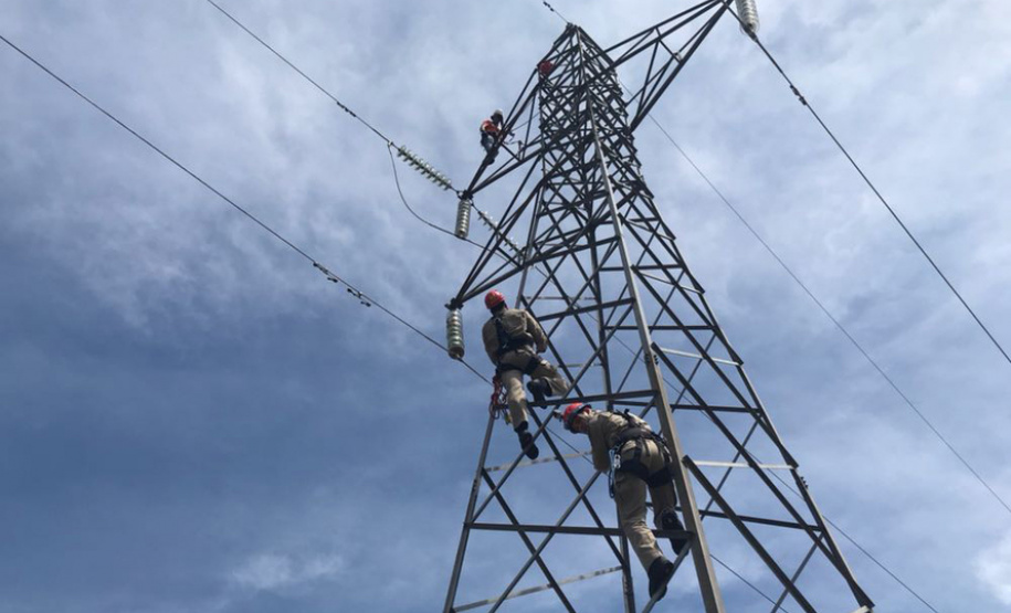 Uma busca que exige mergulhos em locais profundos, salvamento em áreas remotas ou em montanhas, resgate a pessoas soterradas. Estes são alguns exemplos de situações extremas que exigem uma atuação especializada do Corpo de Bombeiros. No Paraná, os profissionais passam por treinamentos especiais que os preparam para agir de forma rápida e eficiente sempre que precisam atender situações complexas, muito além do combate a incêndios.