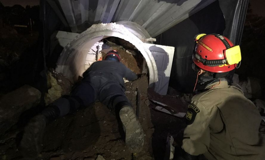 Uma busca que exige mergulhos em locais profundos, salvamento em áreas remotas ou em montanhas, resgate a pessoas soterradas. Estes são alguns exemplos de situações extremas que exigem uma atuação especializada do Corpo de Bombeiros. No Paraná, os profissionais passam por treinamentos especiais que os preparam para agir de forma rápida e eficiente sempre que precisam atender situações complexas, muito além do combate a incêndios.