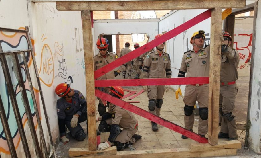 Uma busca que exige mergulhos em locais profundos, salvamento em áreas remotas ou em montanhas, resgate a pessoas soterradas. Estes são alguns exemplos de situações extremas que exigem uma atuação especializada do Corpo de Bombeiros. No Paraná, os profissionais passam por treinamentos especiais que os preparam para agir de forma rápida e eficiente sempre que precisam atender situações complexas, muito além do combate a incêndios.