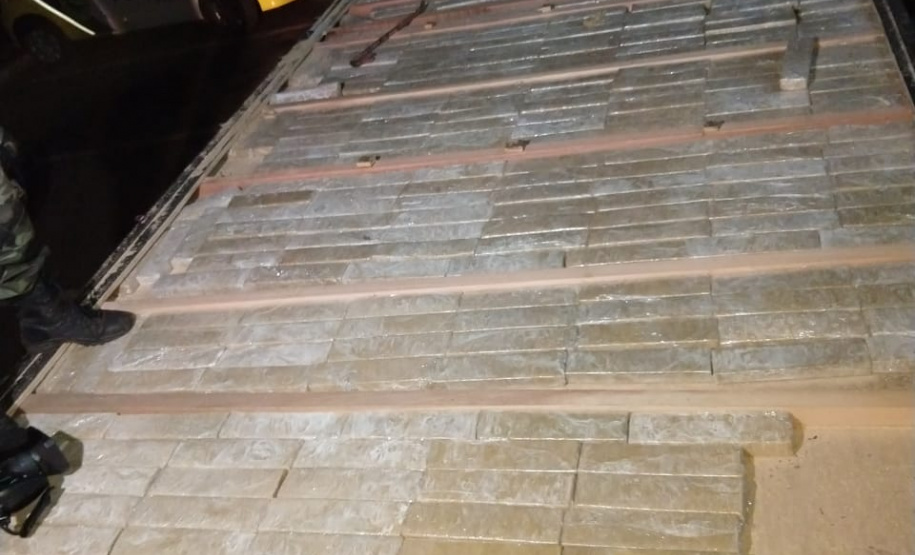 Quase meia tonelada de maconha é apreendida pela Polícia Rodoviária em Cambé