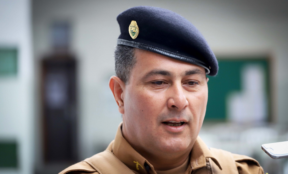 Escola Segura - Colégio Estadual Arnaldo Busato - cabo Oliveira, policial voluntário.Pinhais, 13-09-19.Foto: Arnaldo Alves / AEN.