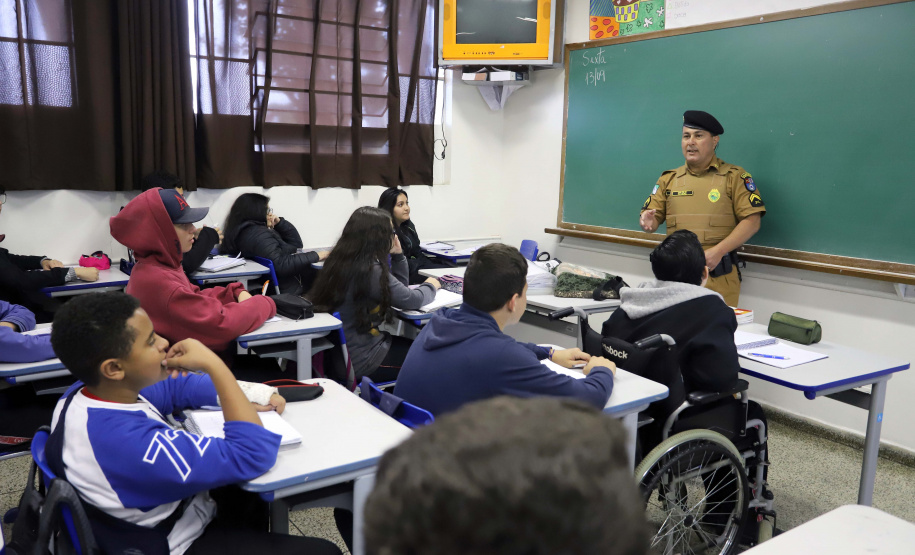 Escola Segura - Colégio Estadual Arnaldo Busato - cabo Oliveira, policial voluntário.Pinhais, 13-09-19.Foto: Arnaldo Alves / AEN.