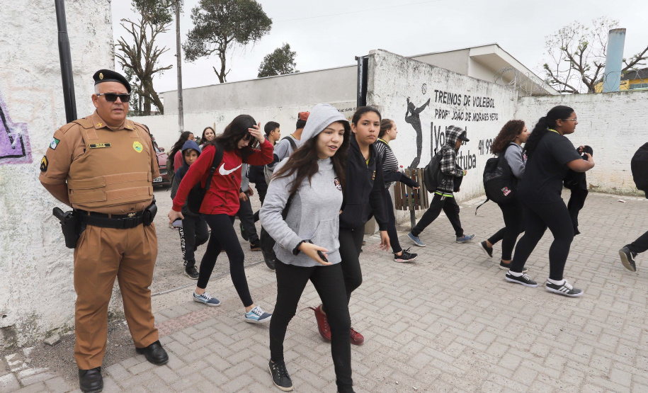 Escola Segura - cabo Andrade, policial voluntário do Colégio Estadual Ivete Martins de Souza.Piraquara, 13-09-19.Foto: Arnaldo Alves / AEN.