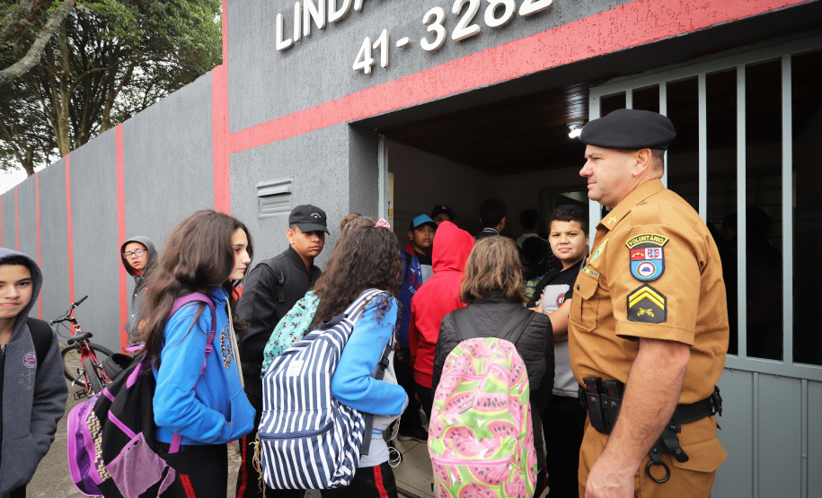 Escola Segura - Colégio Estadual Profa. Lindaura R. Lucas. - cabo Garcia, policial voluntário.São José dos Pinhais, 13-09-19.Foto: Arnaldo Alves / AEN.