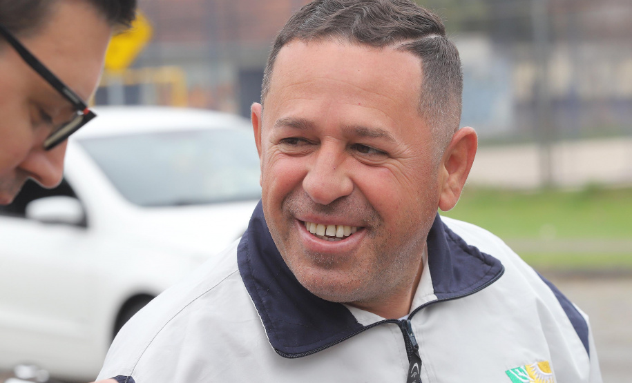 Escola Segura - Colégio Estadual Profa. Lindaura R. Lucas. - cabo Garcia, soldado voluntário. N/F: Clecio de Souza, pai de aluno.São José dos Pinhais, 13-09-19.Foto: Arnaldo Alves / AEN.