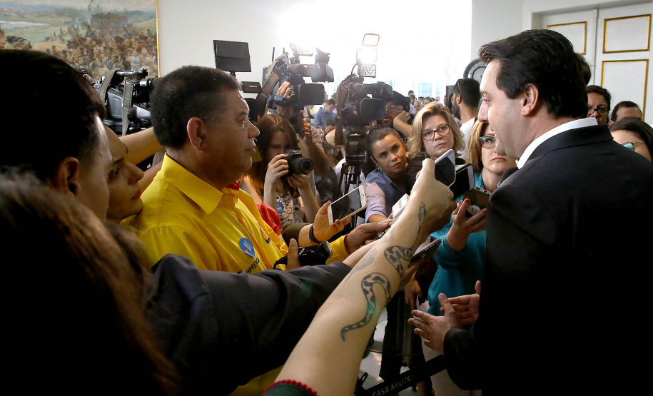 O governador Carlos Massa Ratinho Junior confirmou nesta quarta-feira (18) investimentos do Estado em pacote de obras da área da Segurança Pública. Serão construídas cadeias públicas em Foz do Iguaçu, Londrina, Ponta Grossa e Guaíra e delegacias em Araucária, Almirante Tamandaré e Colombo. A solenidade foi no Palácio Iguaçu, com a presença do secretário da Segurança Pública, Romulo Marinho Soares. Curitiba,18/09/2019 Foto:Jaelson Lucas / AEN