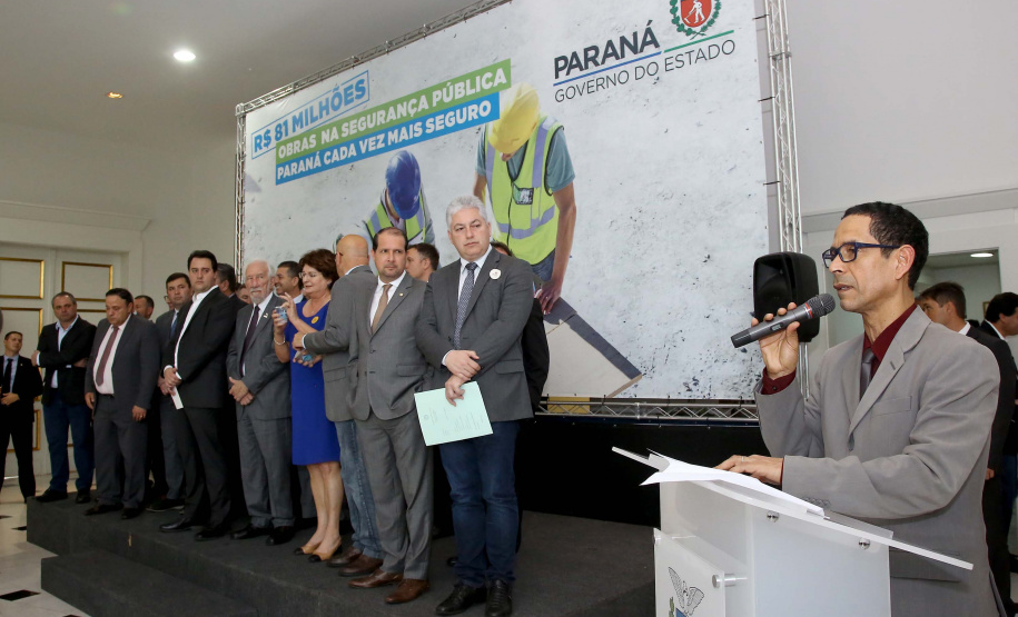 O governador Carlos Massa Ratinho Junior confirmou nesta quarta-feira (18) investimentos do Estado em pacote de obras da área da Segurança Pública. Serão construídas cadeias públicas em Foz do Iguaçu, Londrina, Ponta Grossa e Guaíra e delegacias em Araucária, Almirante Tamandaré e Colombo. A solenidade foi no Palácio Iguaçu, com a presença do secretário da Segurança Pública, Romulo Marinho Soares. Curitiba,18/09/2019 Foto:Jaelson Lucas / AEN