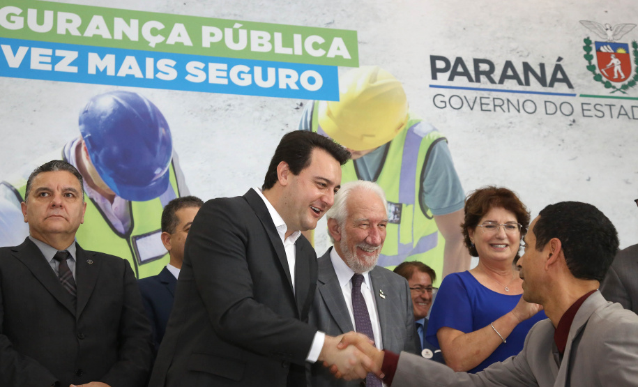 O governador Carlos Massa Ratinho Junior confirmou nesta quarta-feira (18) investimentos do Estado em pacote de obras da área da Segurança Pública. Serão construídas cadeias públicas em Foz do Iguaçu, Londrina, Ponta Grossa e Guaíra e delegacias em Araucária, Almirante Tamandaré e Colombo. A solenidade foi no Palácio Iguaçu, com a presença do secretário da Segurança Pública, Romulo Marinho Soares. Curitiba,18/09/2019 Foto:Jaelson Lucas / AEN