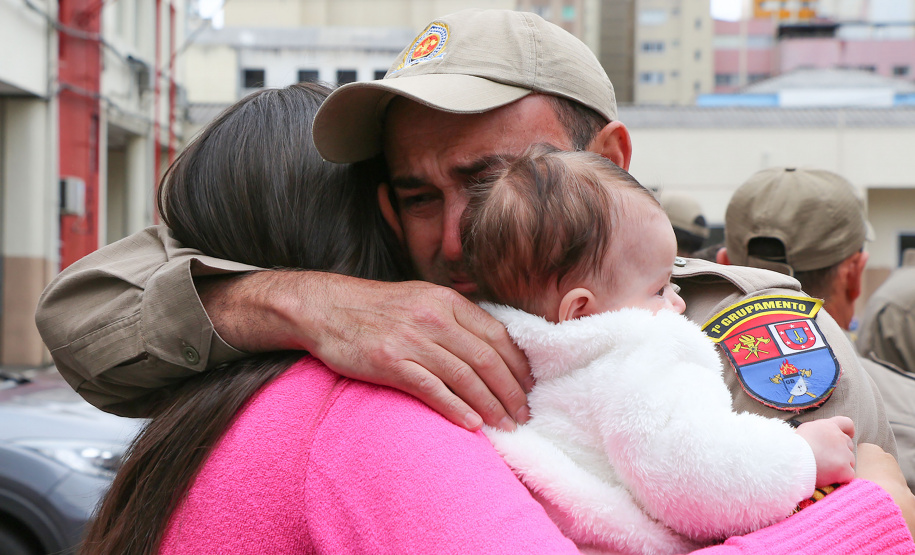 Curitiba, 22 de setembro de 2019. Chegada dos Bombeiros da Amazonia. Foto: Sgt Sidre, sua esposa e filha.