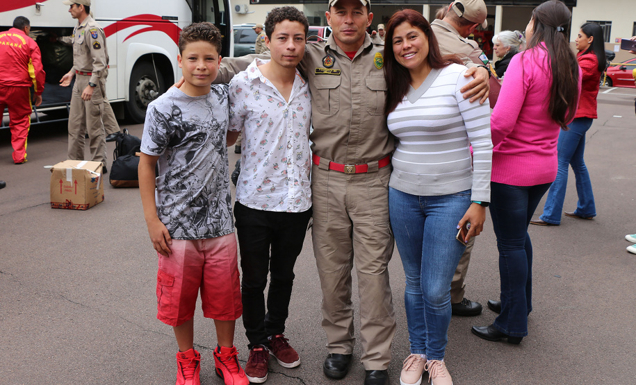 Curitiba, 22 de setembro de 2019. Chegada dos Bombeiros da Amazonia. Foto: Sgt Mello, sua esposa e os dois filhos.