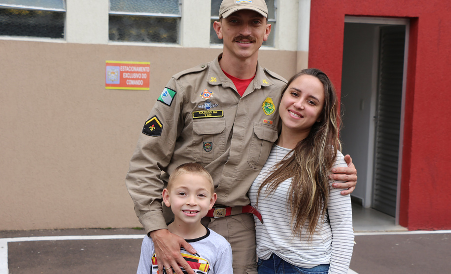 Curitiba, 22 de setembro de 2019. Chegada dos Bombeiros da Amazonia. Foto: Sd Yan, sua esposa e filho.
