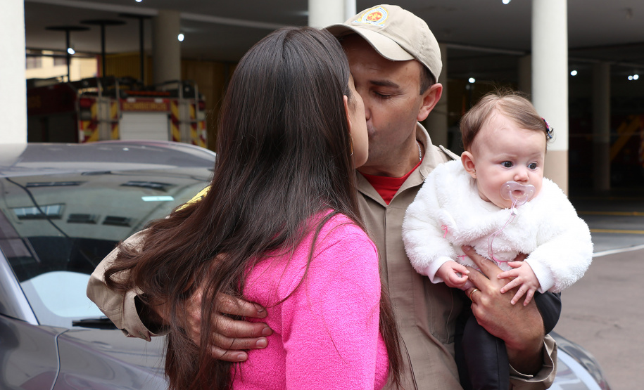 Curitiba, 22 de setembro de 2019. Chegada dos Bombeiros da Amazonia. Foto: Sgt Sidre, sua esposa e filha..