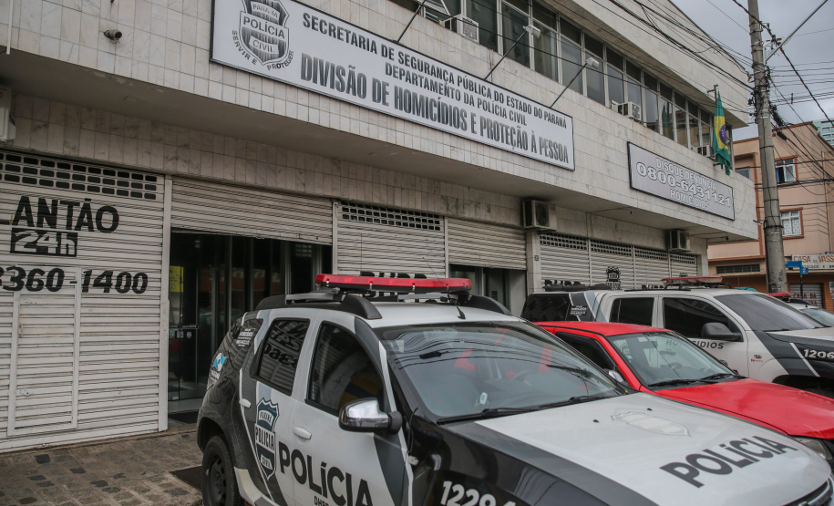 A delegada Camila Cecconelo concede entrevista coletiva nesta quarta-feira (25), para falar sobre o interrogatório do suspeito pelo homicídio da menina Rachel Genofre. A Polícia Civil do Paraná interrogou o suspeito nesta terça-feira (24), em Sorocaba, onde está preso. Foto: Geraldo BUbniak/AEN