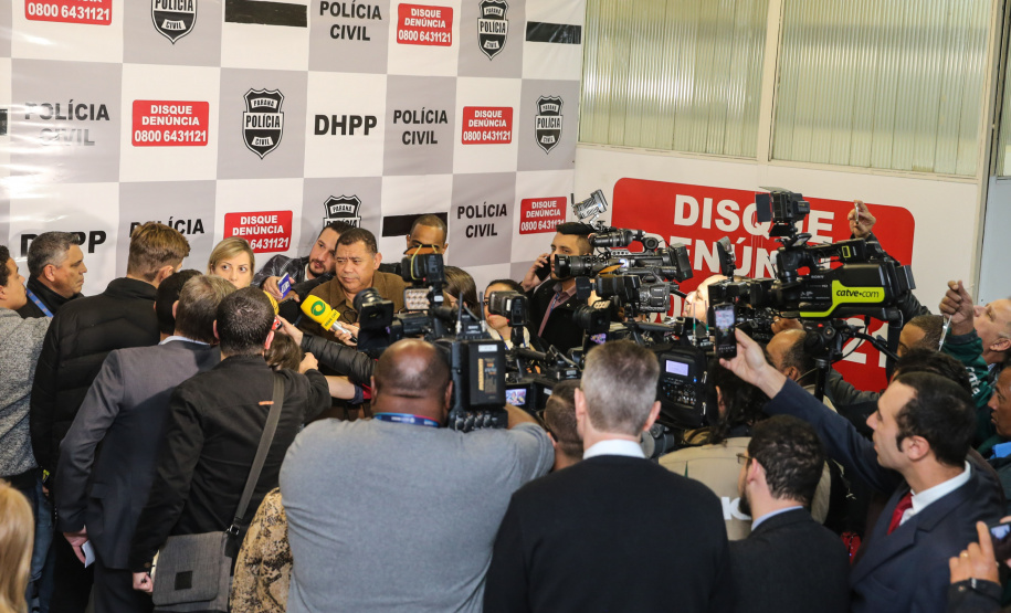 A delegada Camila Cecconelo concede entrevista coletiva nesta quarta-feira (25), para falar sobre o interrogatório do suspeito pelo homicídio da menina Rachel Genofre. A Polícia Civil do Paraná interrogou o suspeito nesta terça-feira (24), em Sorocaba, onde está preso. Foto: Geraldo BUbniak/AEN