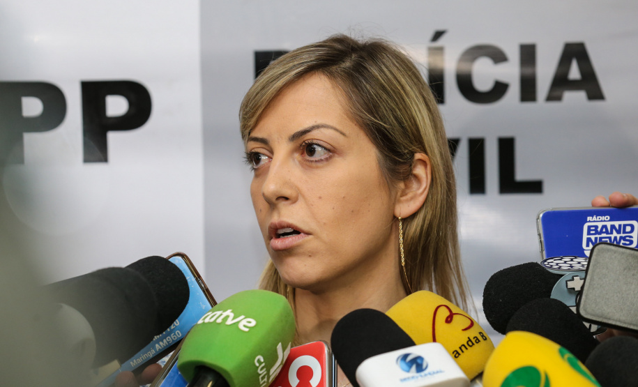 A delegada Camila Cecconelo concede entrevista coletiva nesta quarta-feira (25), para falar sobre o interrogatório do suspeito pelo homicídio da menina Rachel Genofre. A Polícia Civil do Paraná interrogou o suspeito nesta terça-feira (24), em Sorocaba, onde está preso. Foto: Geraldo BUbniak/AEN