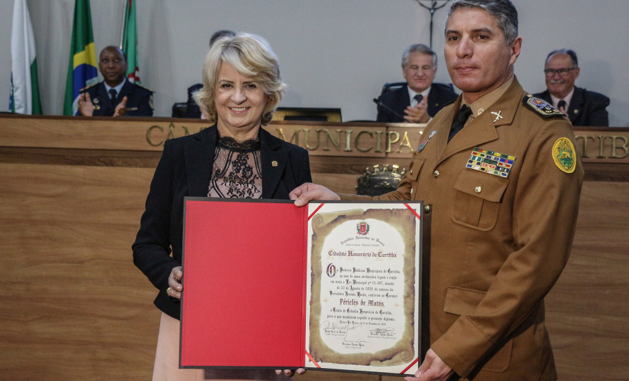 Curitiba, 25 de Setembro de 2019. Comandante Geral Pericles de Matos recebe titulo de Cidadão Honorario de Curitiba. Foto: Vereadora Noemia Rocha entrega titulo ao Comandante Geral Pericles de Matos.