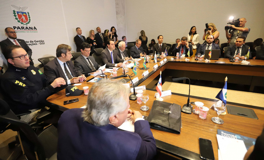 O governador Carlos Massa Ratinho Junior e o ministro da Justiça Sergio Moro, participaram da Encontro do Conselho Nacional de Secretários de Estado da Justiça, Cidadania, Direitos Humanos e Administração Penitenciária, que realiza-se no Palácio Iguaçu. Participaram: os secretários: de Segurança Pública, cel. Romulo Marinho Soares; entre outros.Curitiba, 04-10-19.Foto: Arnaldo Alves / AEN.