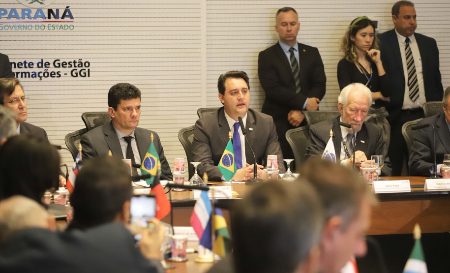O governador Carlos Massa Ratinho Junior e o ministro da Justiça Sergio Moro, participaram da Encontro do Conselho Nacional de Secretários de Estado da Justiça, Cidadania, Direitos Humanos e Administração Penitenciária, que realiza-se no Palácio Iguaçu. Participaram: os secretários: de Segurança Pública, cel. Romulo Marinho Soares; entre outros.Curitiba, 04-10-19.Foto: Arnaldo Alves / AEN.