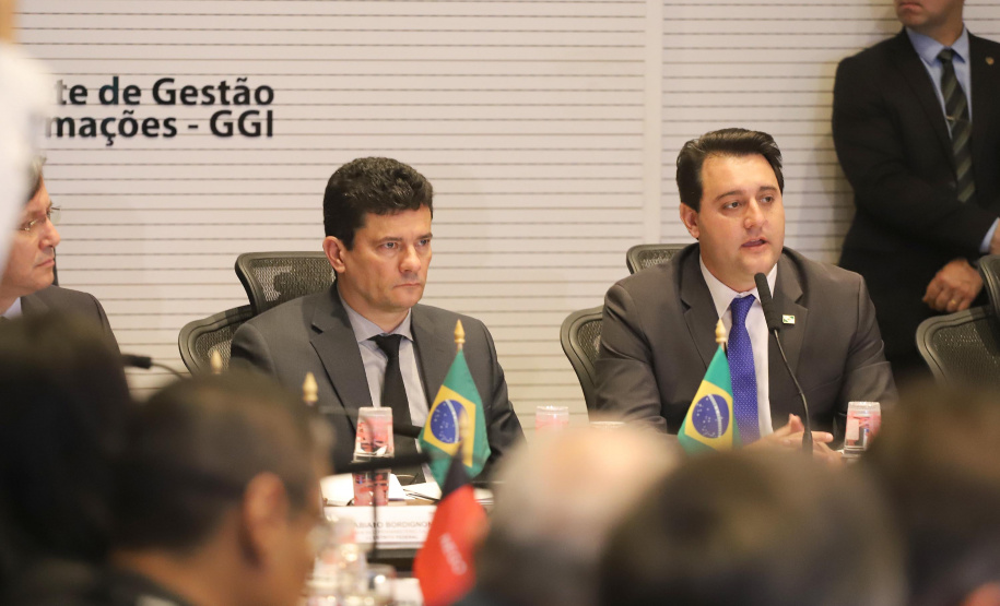 O governador Carlos Massa Ratinho Junior e o ministro da Justiça Sergio Moro, participaram da Encontro do Conselho Nacional de Secretários de Estado da Justiça, Cidadania, Direitos Humanos e Administração Penitenciária, que realiza-se no Palácio Iguaçu. Participaram: os secretários: de Segurança Pública, cel. Romulo Marinho Soares; entre outros.Curitiba, 04-10-19.Foto: Arnaldo Alves / AEN.