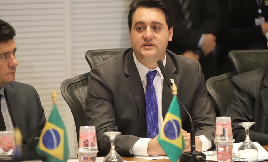 O governador Carlos Massa Ratinho Junior e o ministro da Justiça Sergio Moro, participaram da Encontro do Conselho Nacional de Secretários de Estado da Justiça, Cidadania, Direitos Humanos e Administração Penitenciária, que realiza-se no Palácio Iguaçu. Participaram: os secretários: de Segurança Pública, cel. Romulo Marinho Soares; entre outros.Curitiba, 04-10-19.Foto: Arnaldo Alves / AEN.
