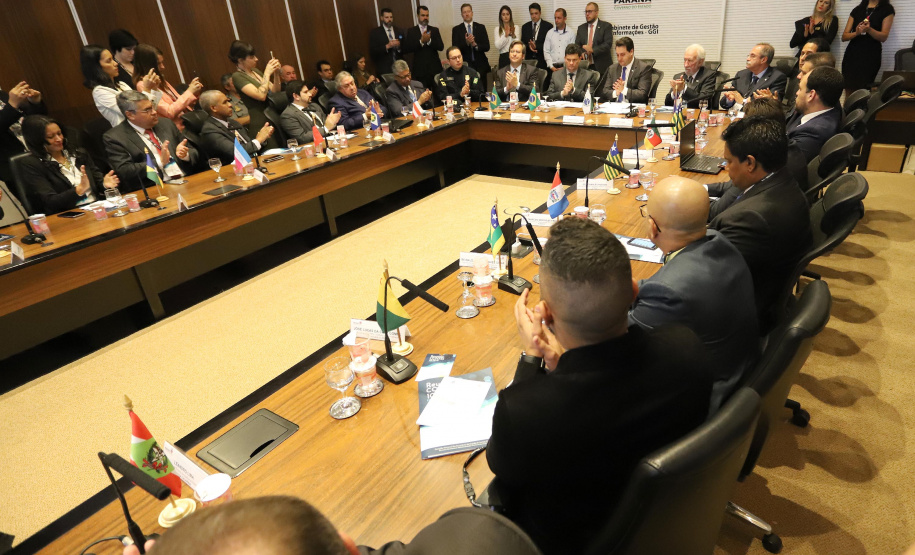 O governador Carlos Massa Ratinho Junior e o ministro da Justiça Sergio Moro, participaram da Encontro do Conselho Nacional de Secretários de Estado da Justiça, Cidadania, Direitos Humanos e Administração Penitenciária, que realiza-se no Palácio Iguaçu. Participaram: os secretários: de Segurança Pública, cel. Romulo Marinho Soares; entre outros.Curitiba, 04-10-19.Foto: Arnaldo Alves / AEN.